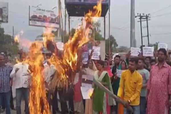 धनबाद की कांग्रेस प्रत्याशी के खिलाफ प्रदर्शन, पुतले फूंके
